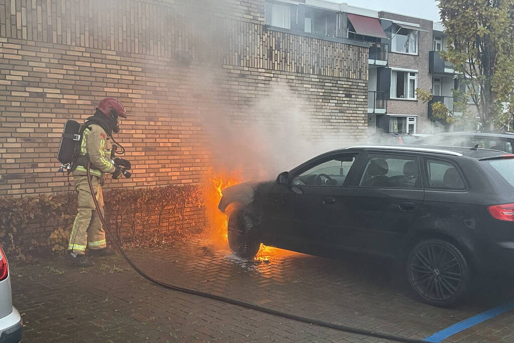 Auto al rijdend in brand gevlogen