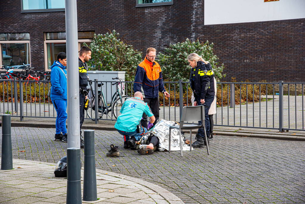 Scooterrijder schrikt en valt