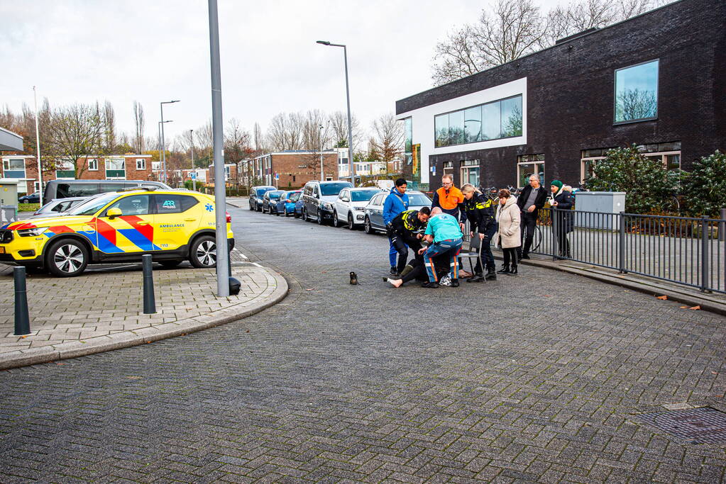 Scooterrijder schrikt en valt