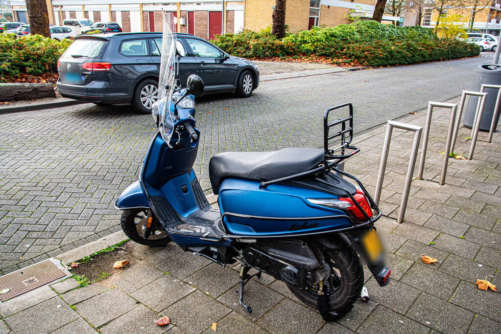 Scooterrijder schrikt en valt