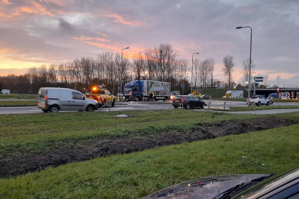 Flinke file door botsing tussen twee voertuigen