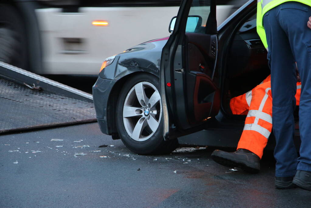 Flinke file door botsing tussen twee voertuigen