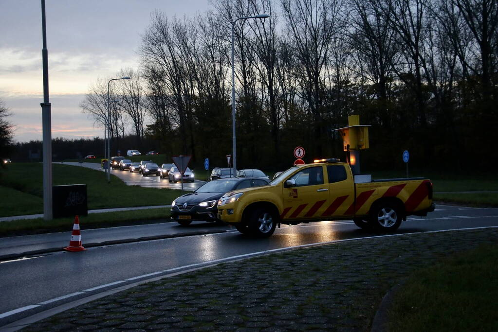 Flinke file door botsing tussen twee voertuigen