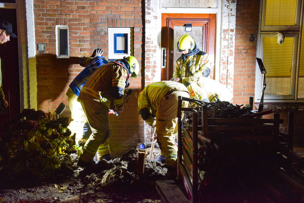 Flinke gaslekkage in voortuin van woning