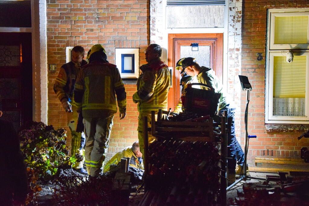 Flinke gaslekkage in voortuin van woning
