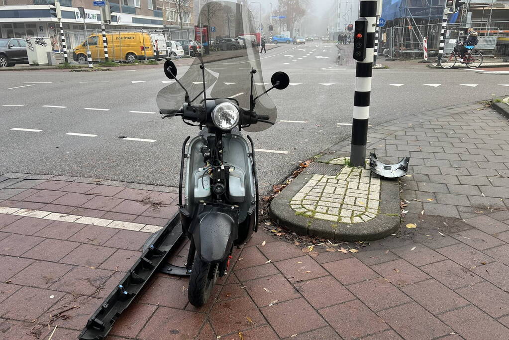Scooterbestuurder botst hard tegen zijkant auto