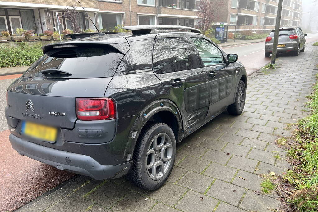 Scooterbestuurder botst hard tegen zijkant auto