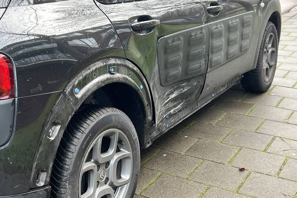 Scooterbestuurder botst hard tegen zijkant auto