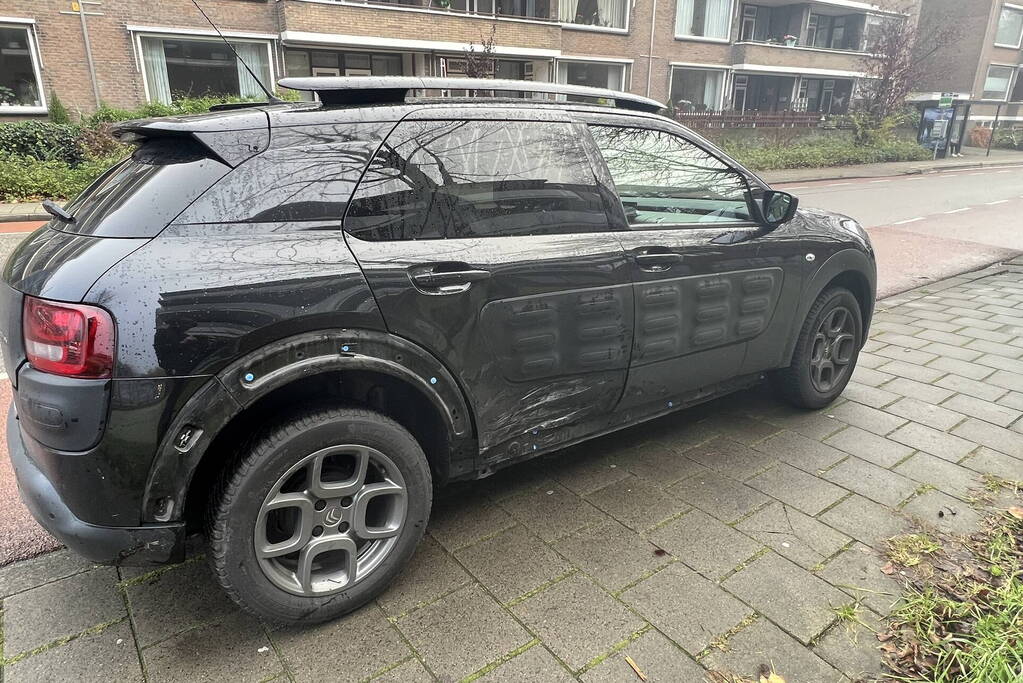 Scooterbestuurder botst hard tegen zijkant auto