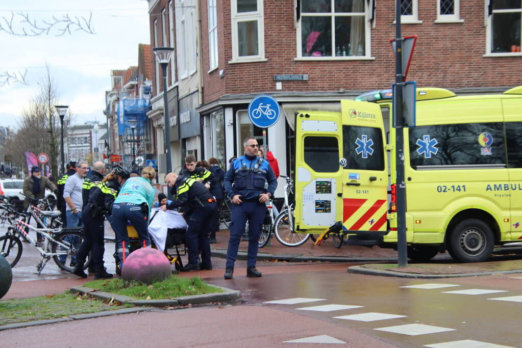 Vrouw gewond bij botsing met fiets