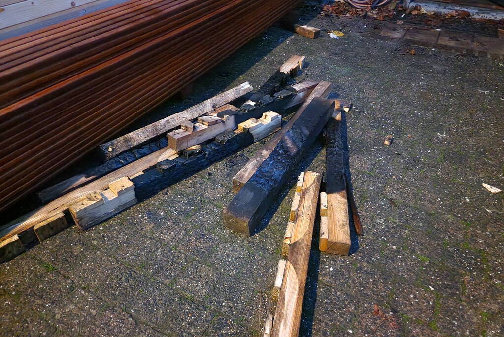 Stuk hout op kachel veroorzaakt brand in woning