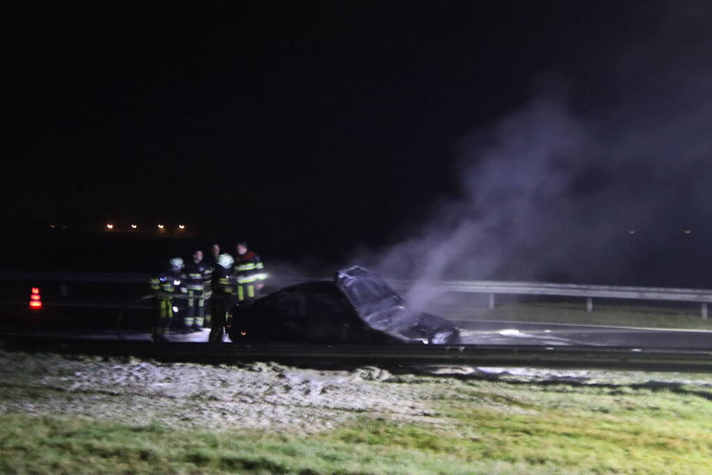 Auto vliegt tijdens het rijden in brand