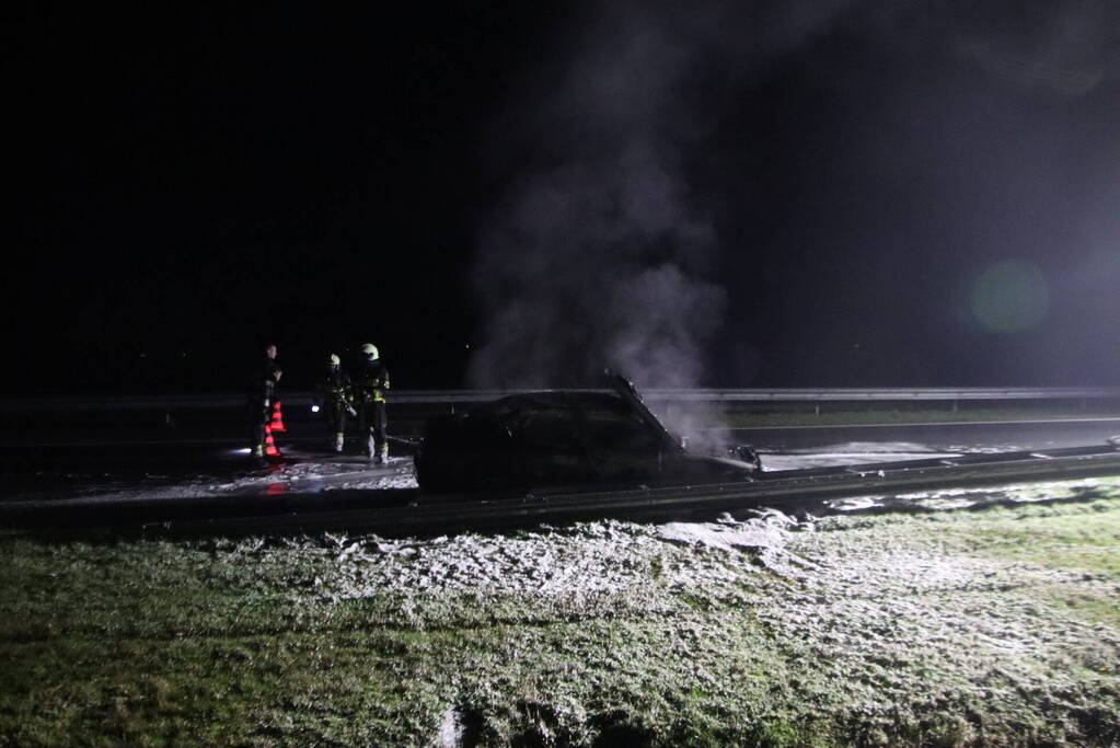 Auto vliegt tijdens het rijden in brand