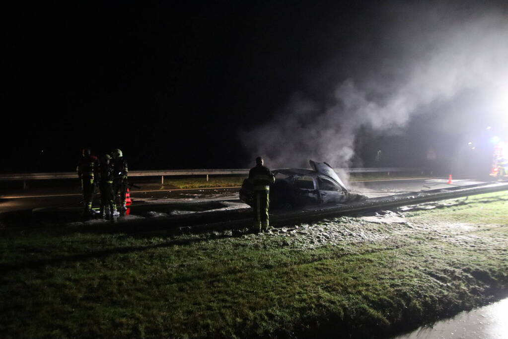 Auto vliegt tijdens het rijden in brand