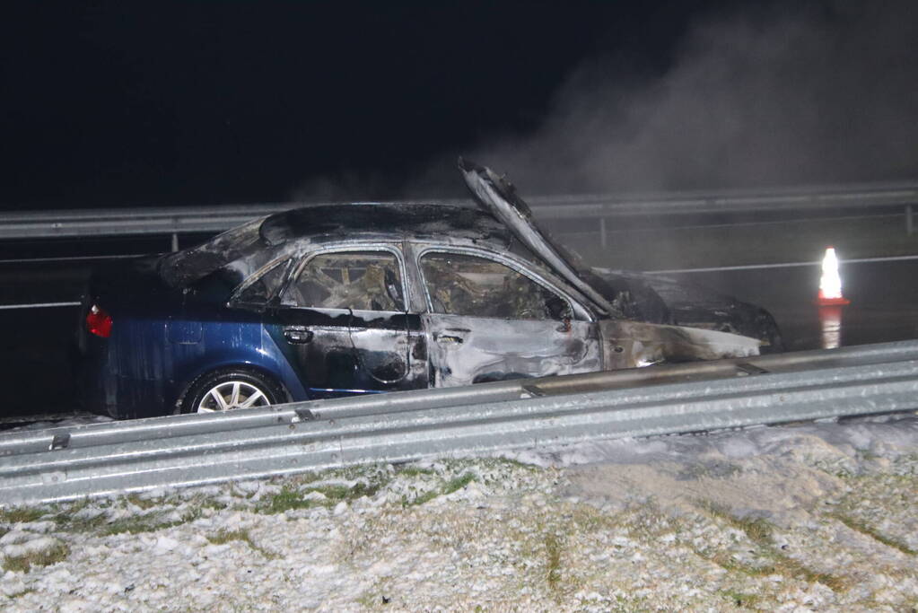 Auto vliegt tijdens het rijden in brand