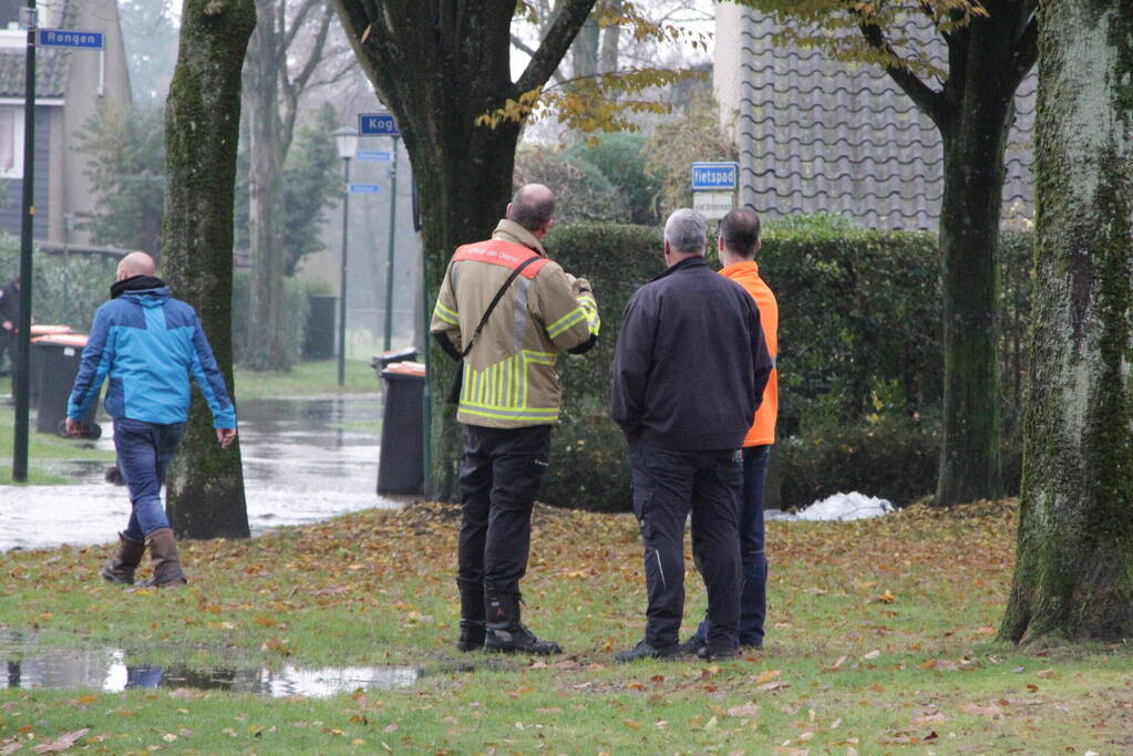 Straat onderwater door gesprongen waterleiding