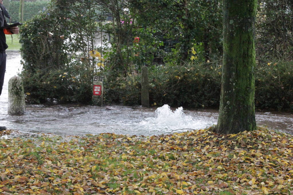 Straat onderwater door gesprongen waterleiding