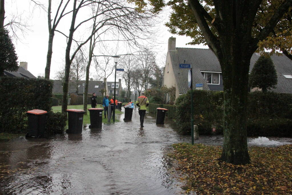 Straat onderwater door gesprongen waterleiding