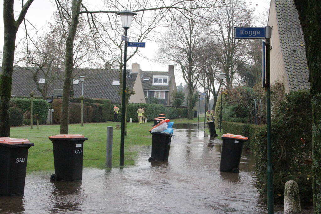 Straat onderwater door gesprongen waterleiding