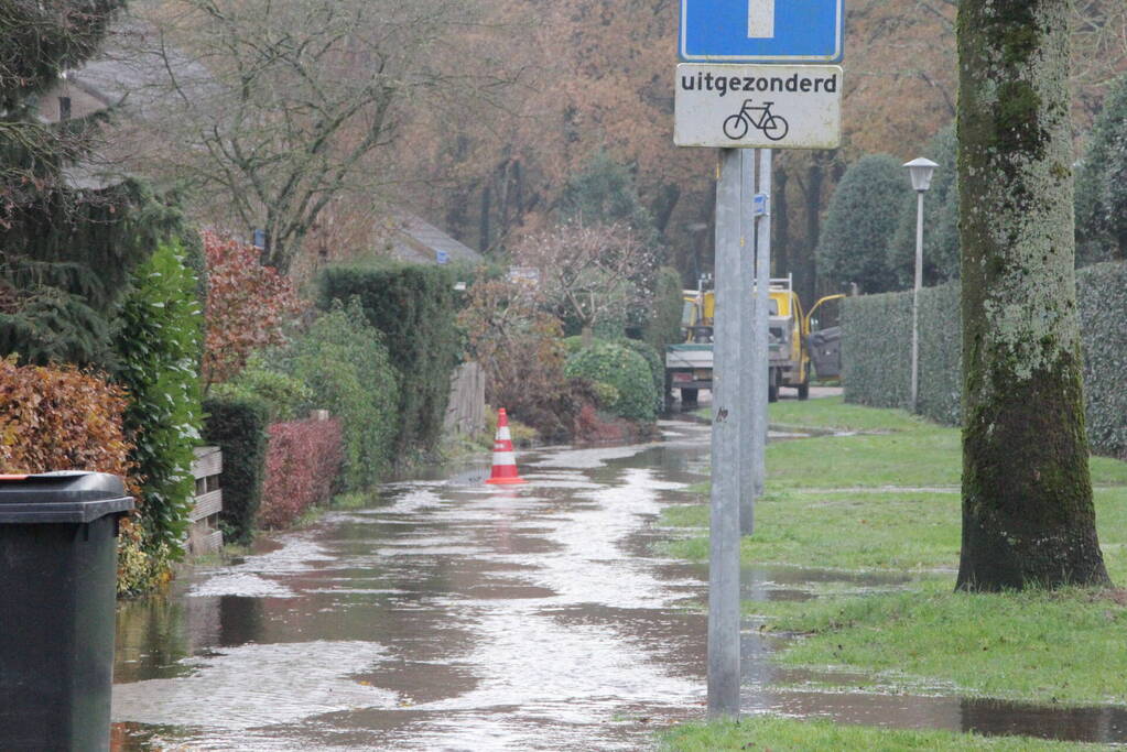 Straat onderwater door gesprongen waterleiding