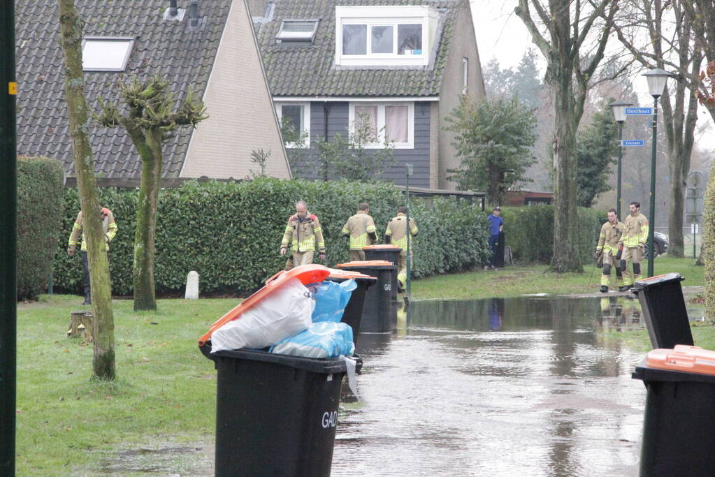 Straat onderwater door gesprongen waterleiding