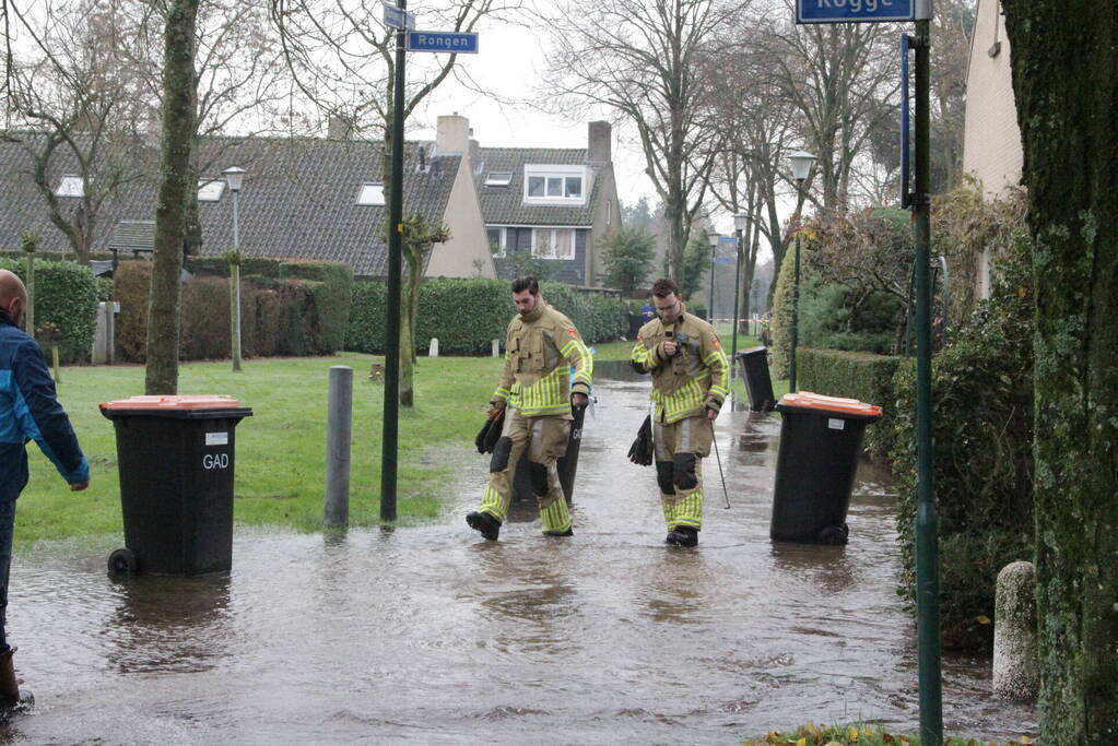 Straat onderwater door gesprongen waterleiding