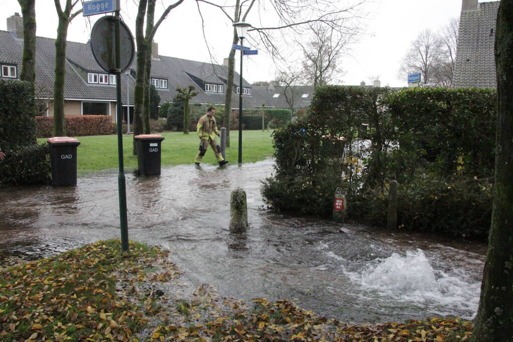 Straat onderwater door gesprongen waterleiding