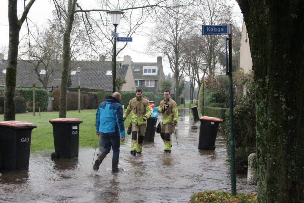 Straat onderwater door gesprongen waterleiding