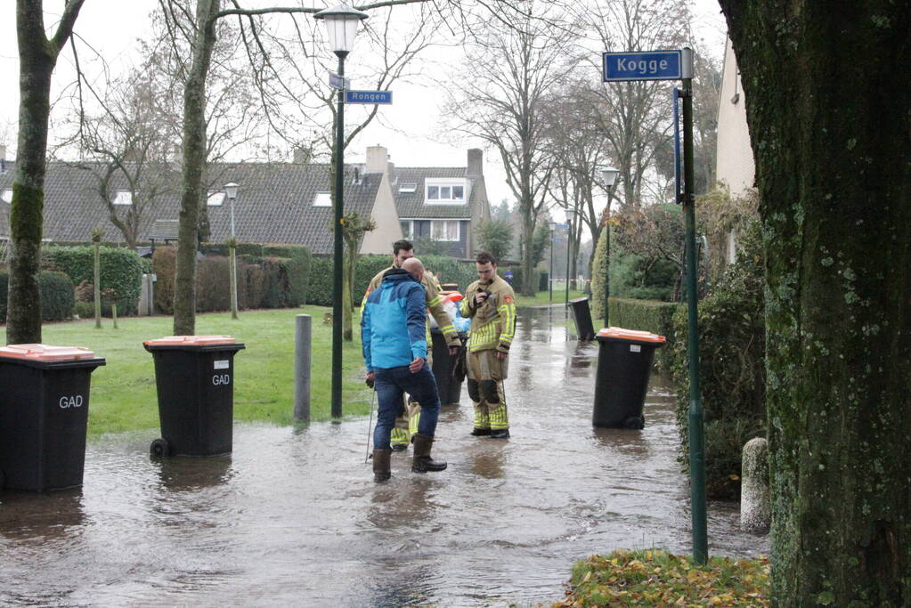 Straat onderwater door gesprongen waterleiding