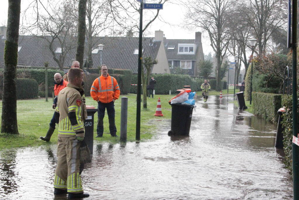 Straat onderwater door gesprongen waterleiding