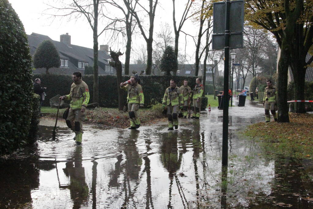 Straat onderwater door gesprongen waterleiding
