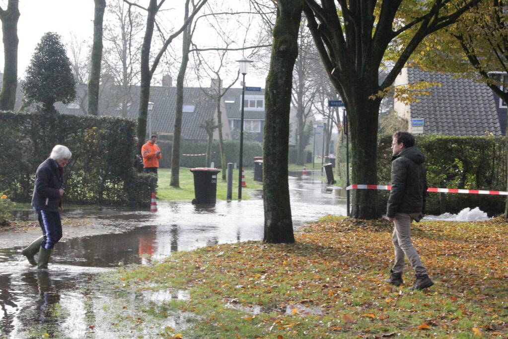 Straat onderwater door gesprongen waterleiding