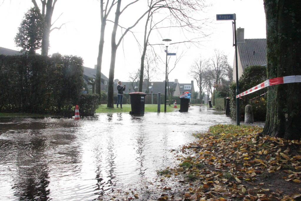 Straat onderwater door gesprongen waterleiding