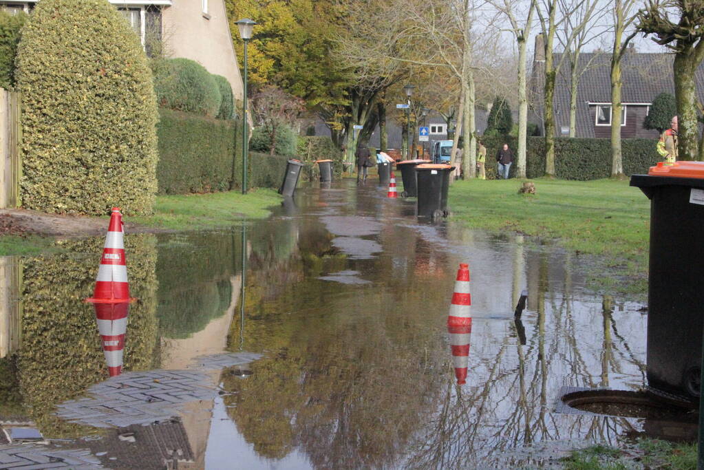Straat onderwater door gesprongen waterleiding