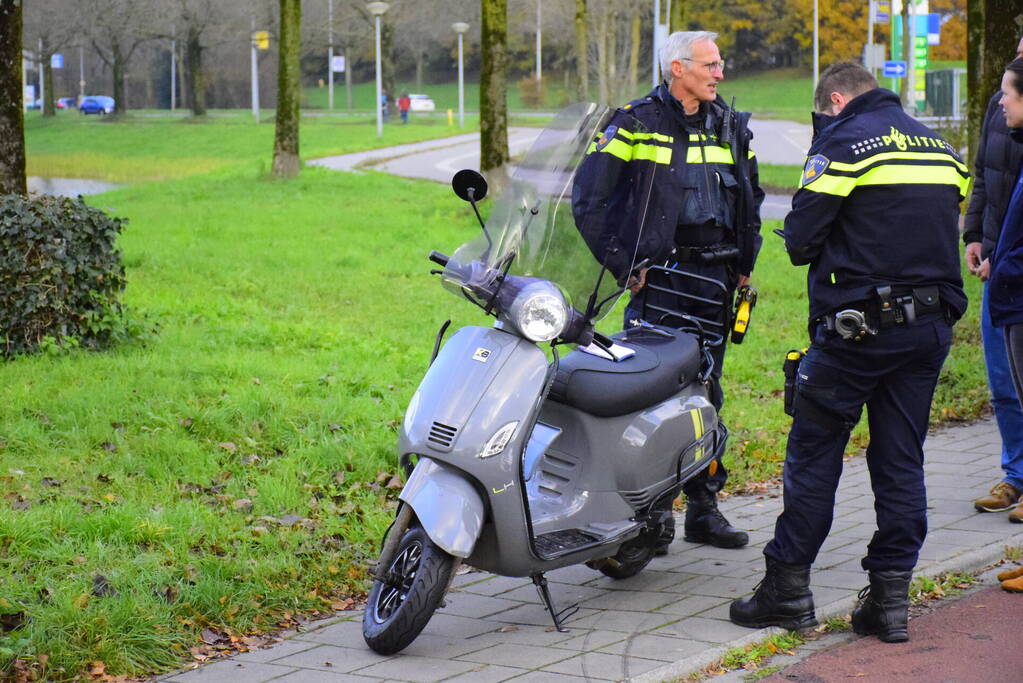 Scooterrijdster voor ziekenhuis aangereden