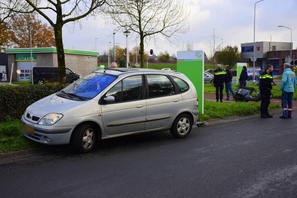 Scooterrijdster voor ziekenhuis aangereden