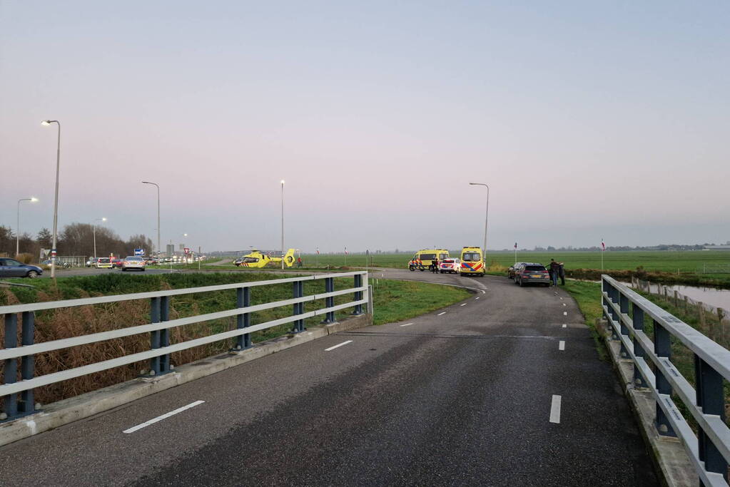 Traumahelikopter landt bij verkeersrotonde