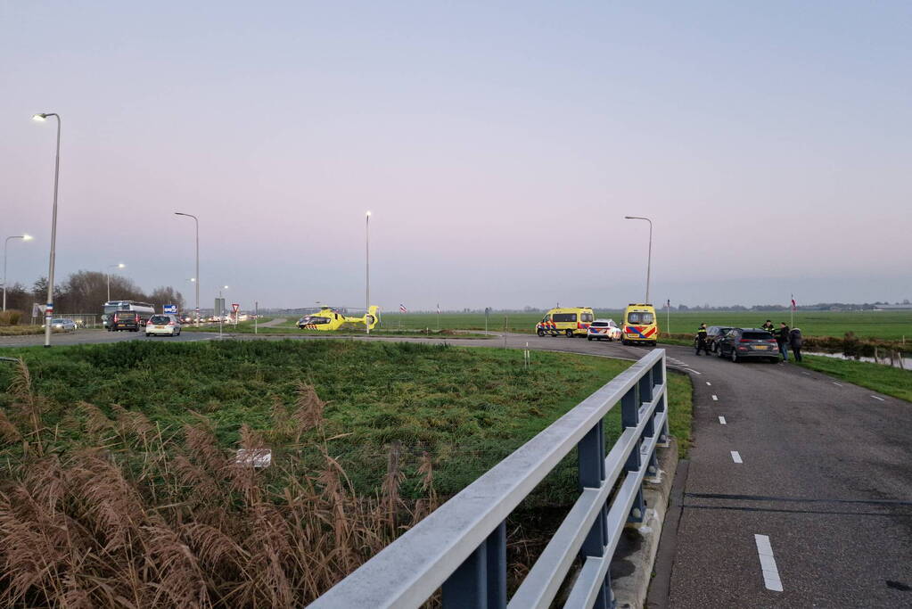 Traumahelikopter landt bij verkeersrotonde