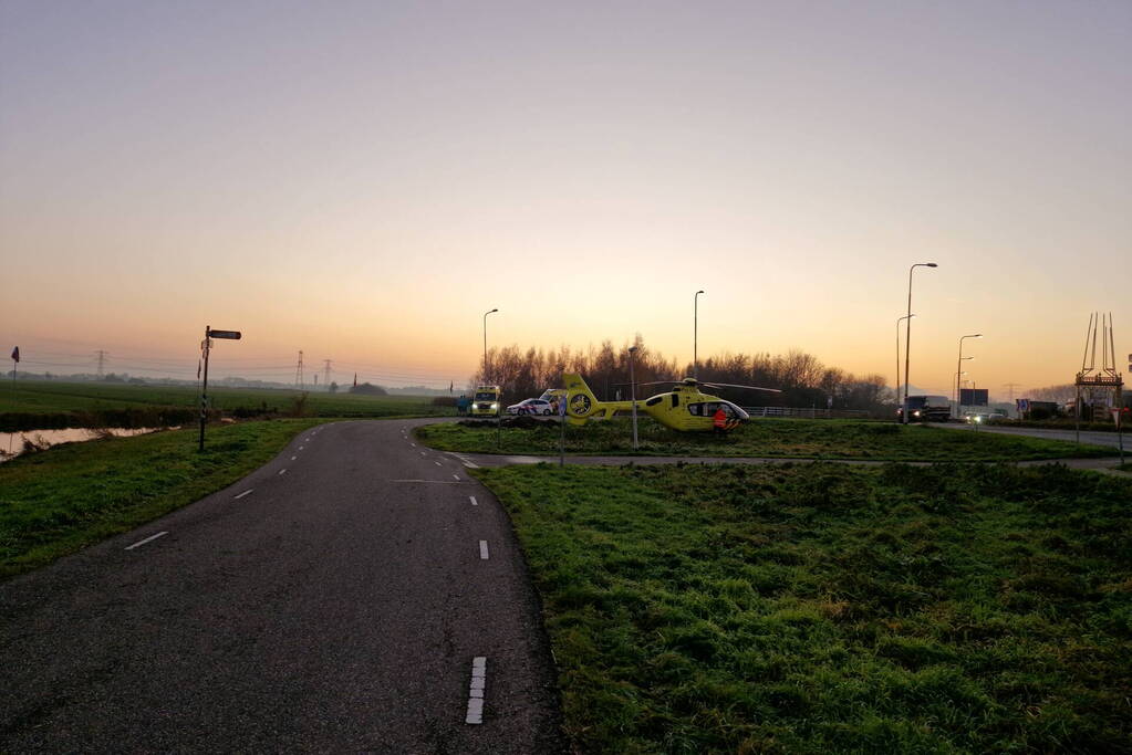 Traumahelikopter landt bij verkeersrotonde