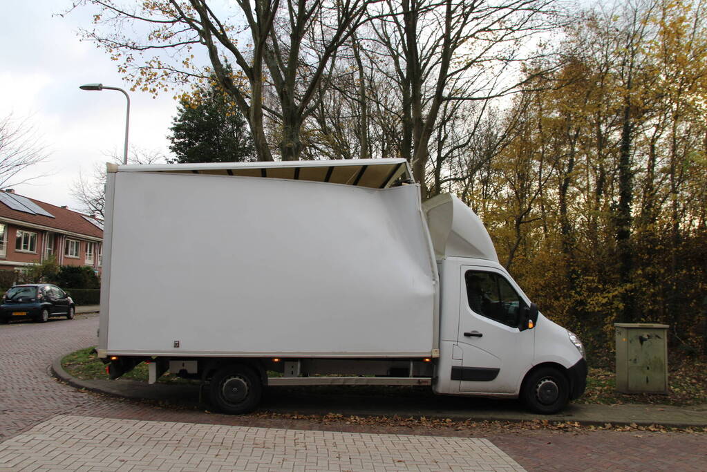 Te hoge bakwagen klapt tegen viaduct