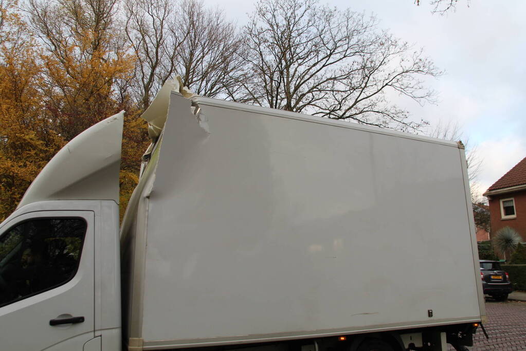 Te hoge bakwagen klapt tegen viaduct