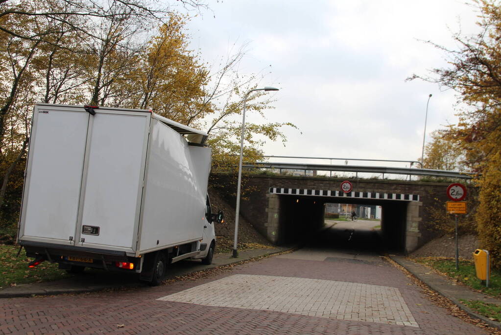 Te hoge bakwagen klapt tegen viaduct