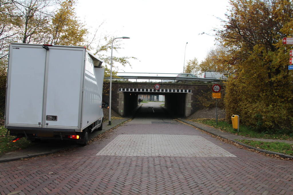 Te hoge bakwagen klapt tegen viaduct