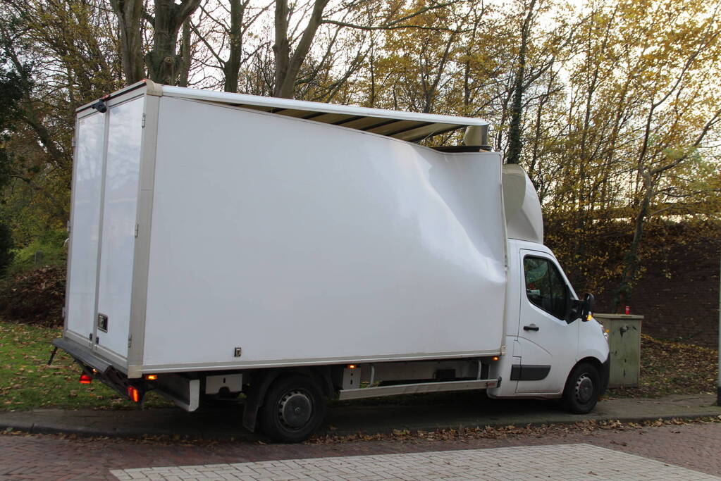 Te hoge bakwagen klapt tegen viaduct