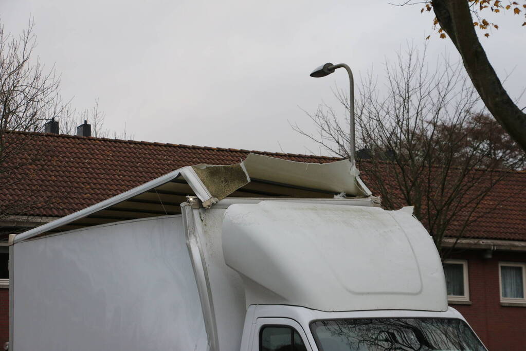 Te hoge bakwagen klapt tegen viaduct