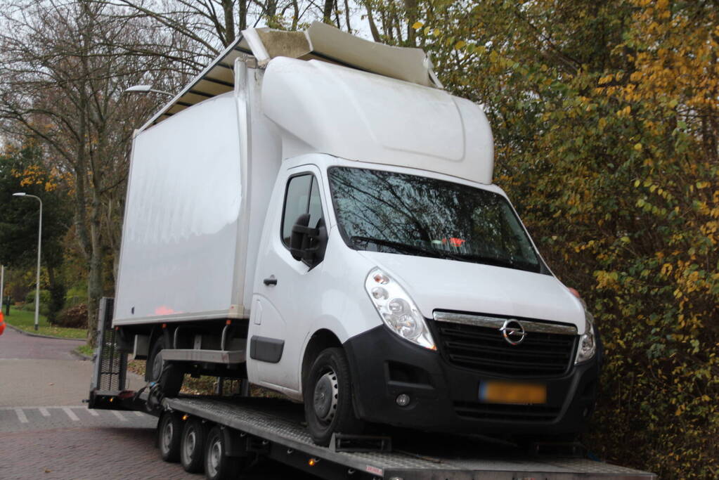 Te hoge bakwagen klapt tegen viaduct
