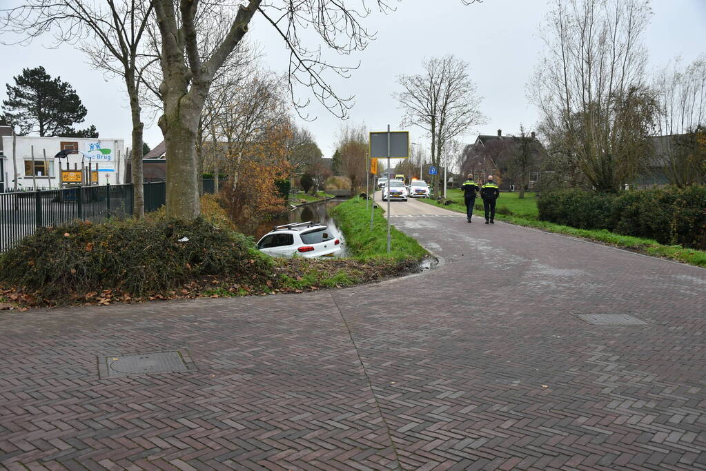 Hulpdiensten rukken groots uit voor voertuig te water