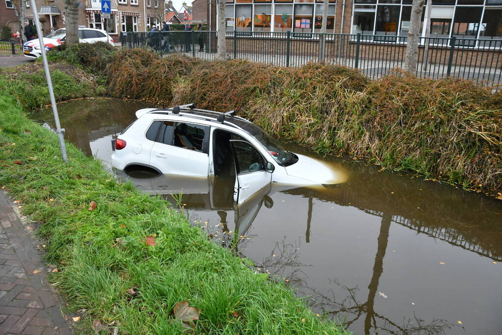 Hulpdiensten rukken groots uit voor voertuig te water