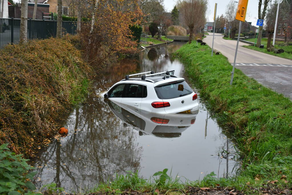 Hulpdiensten rukken groots uit voor voertuig te water