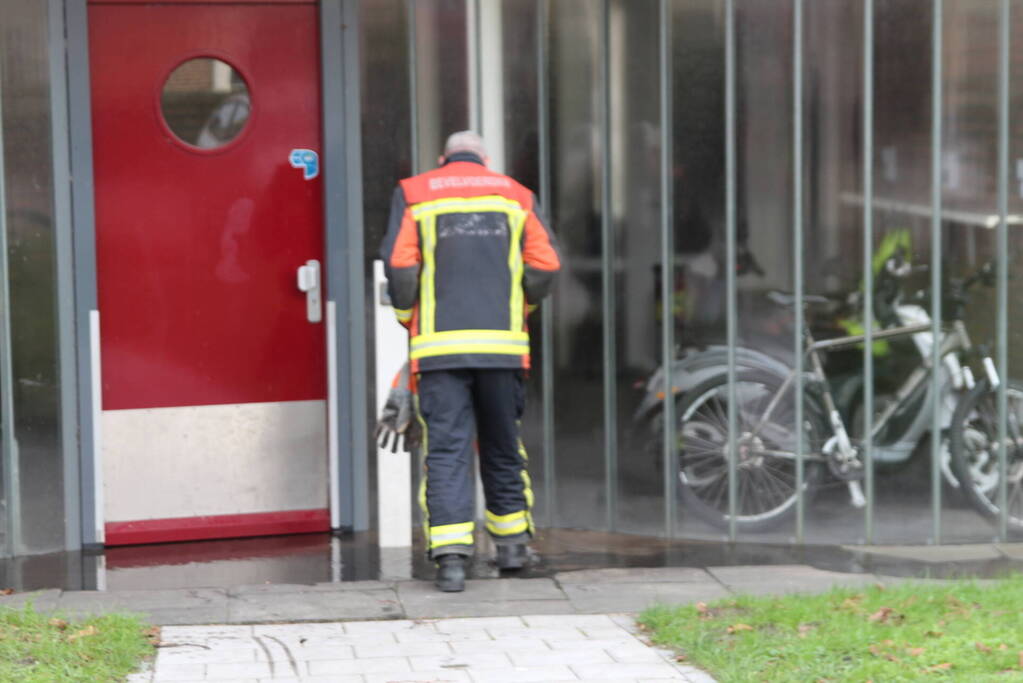 Brandweer ingezet bij waterlekkage in fietsenstalling